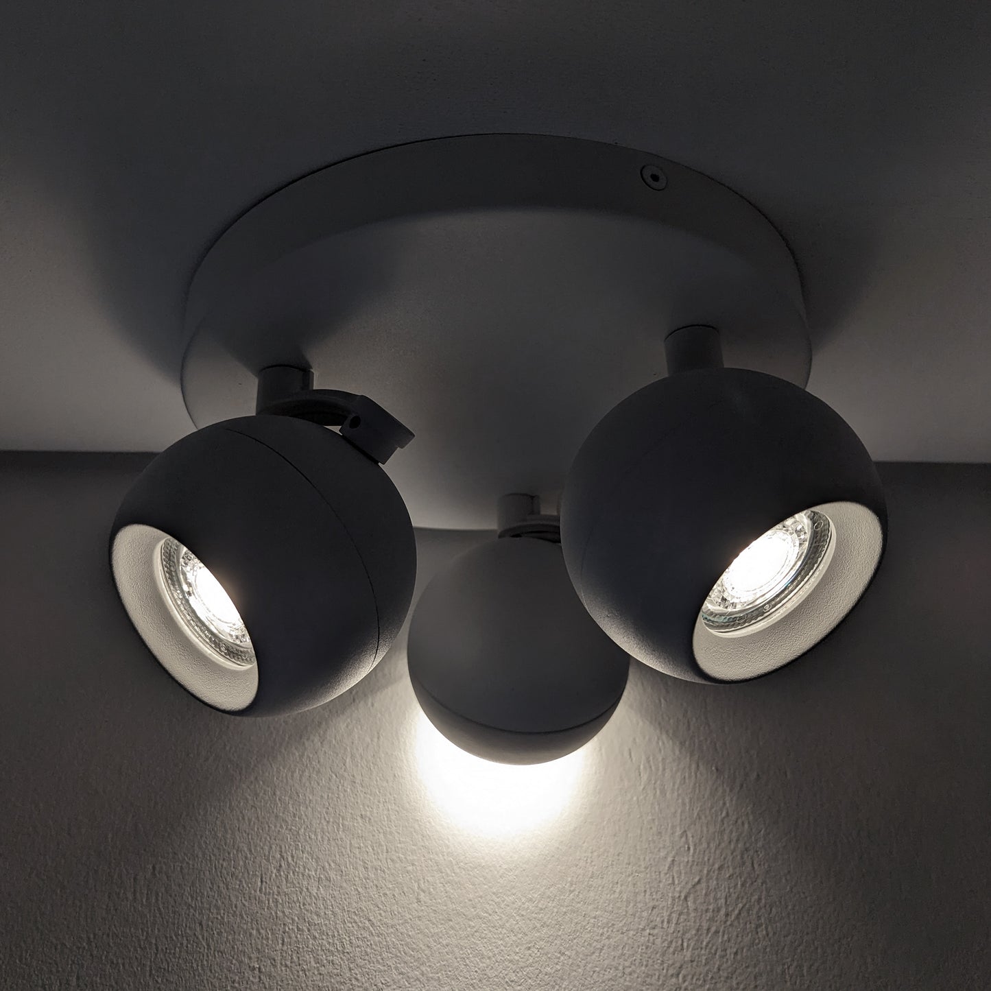 3 Light White Orb Spotlight