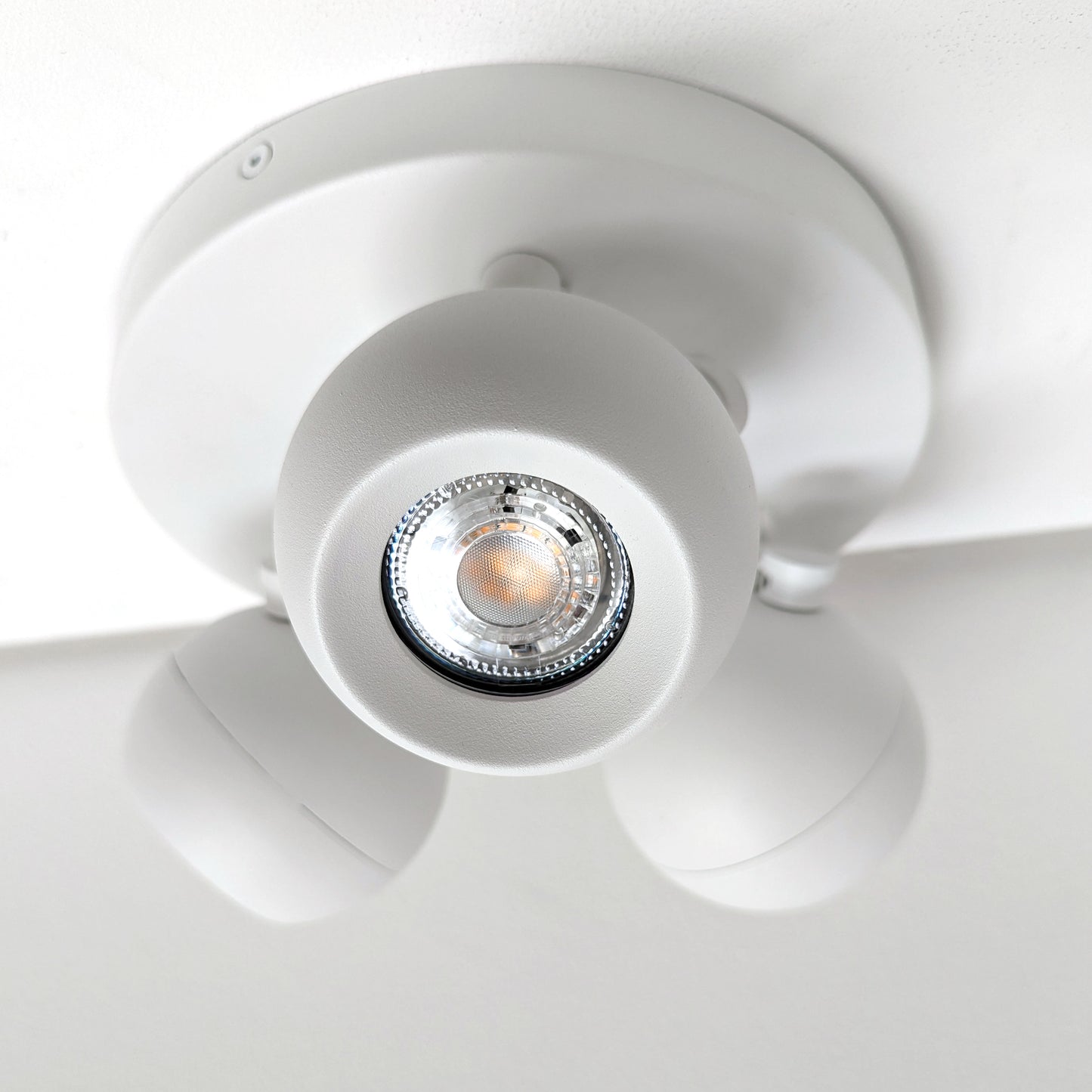 3 Light White Orb Spotlight