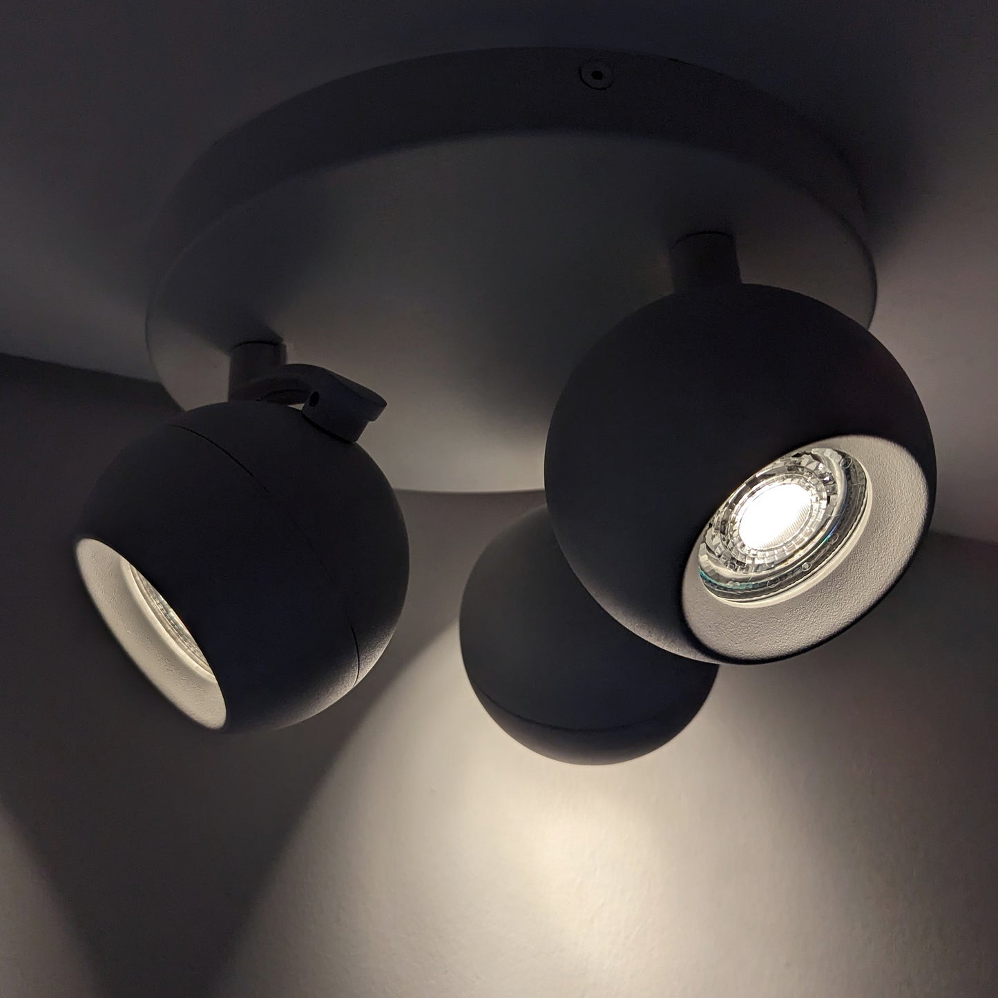 3 Light White Orb Spotlight